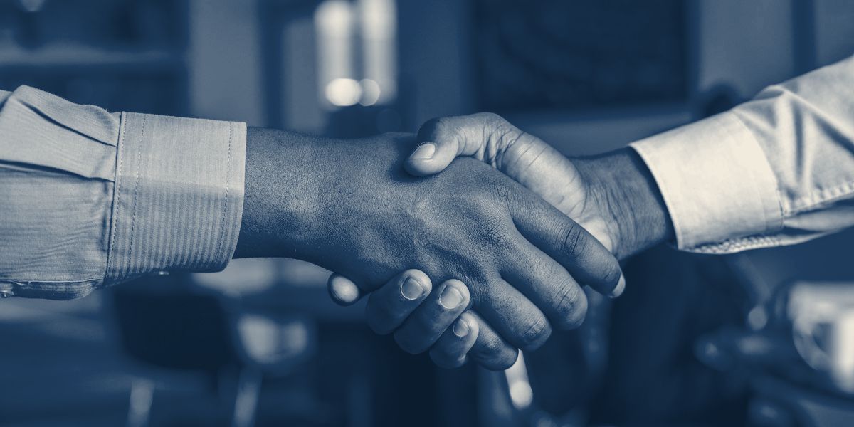 Aperto de mãos em reunião de negócios